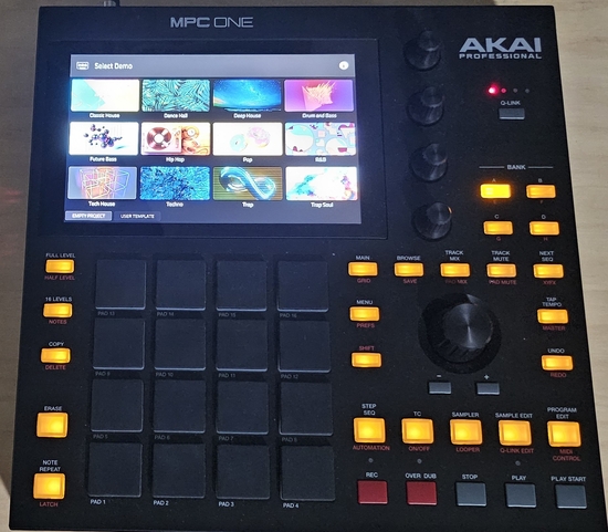 Akai Professional MPC One, station de production musicale autonome -35€ par jour-Herblay 95