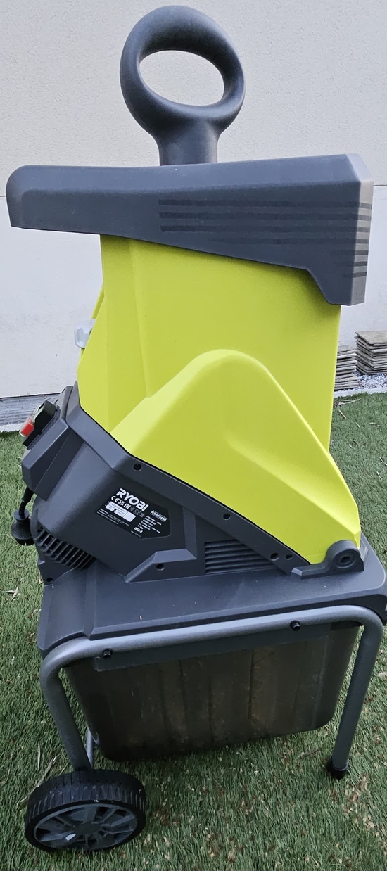 RYOBI - Broyeur de Végétaux –Moteur 2500W, Bac 40L. Pour le broyage des branches jusqu'à Ø 45mm.